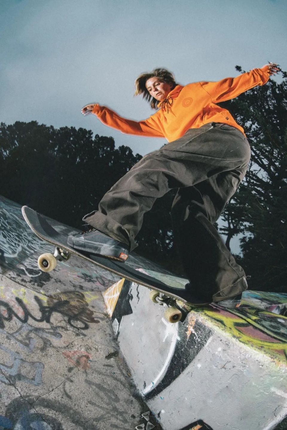 金屬狂潮 Vans 攜手 Spitfire Wheels 以工業(yè)美學(xué)致敬滑板本源